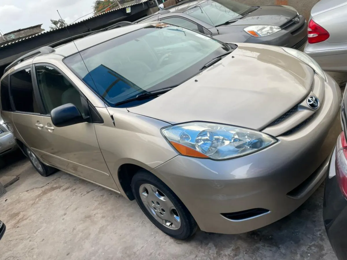 2006 toyota sienna - Image 2