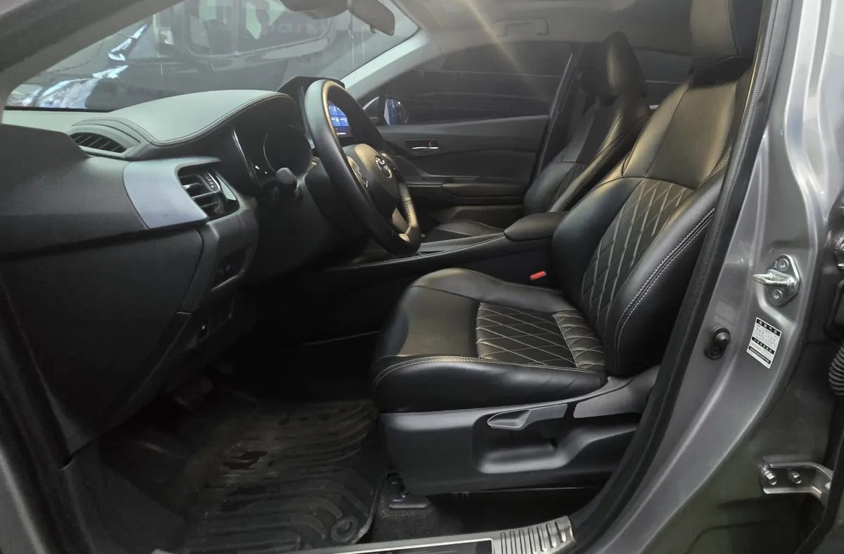 2023 Toyota CHR Foriegn used - Image 4