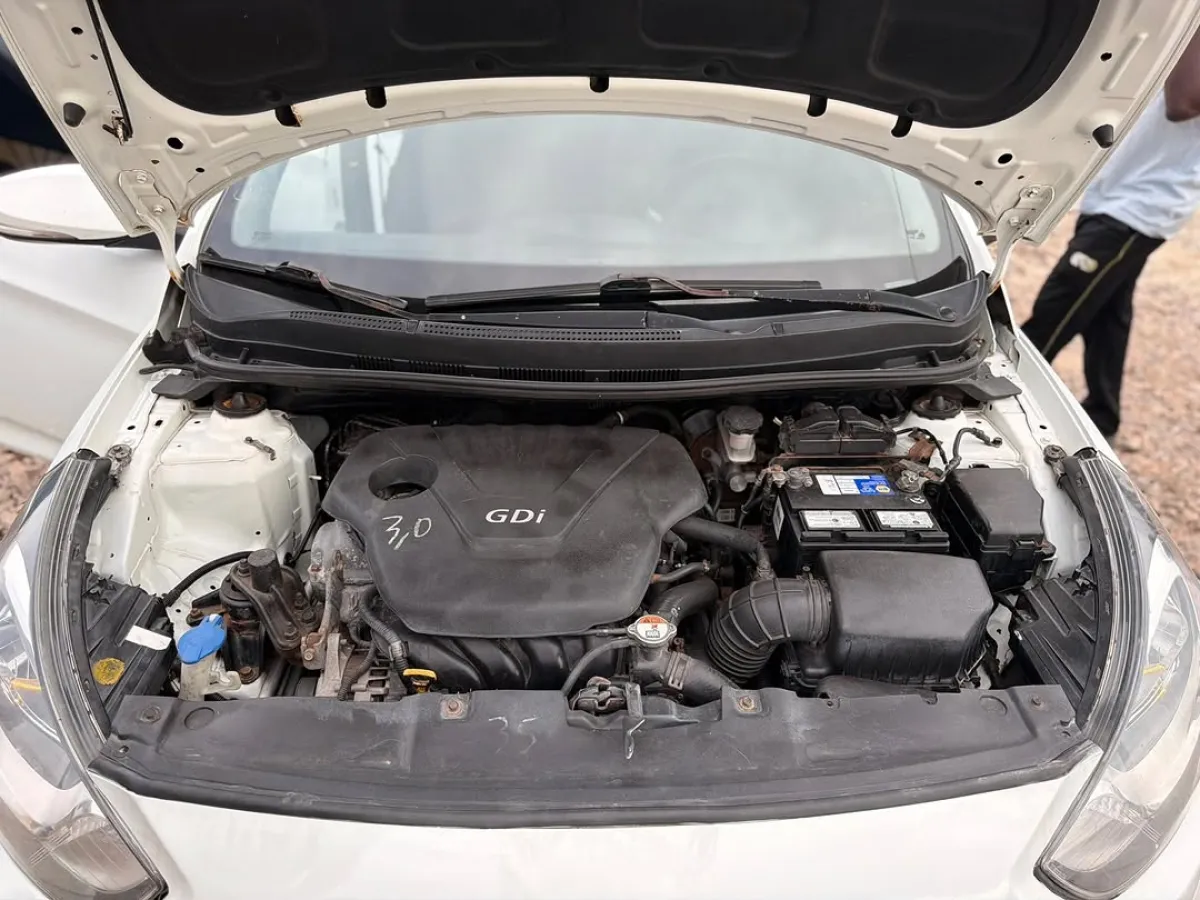 Hyundai Accent - Image 2