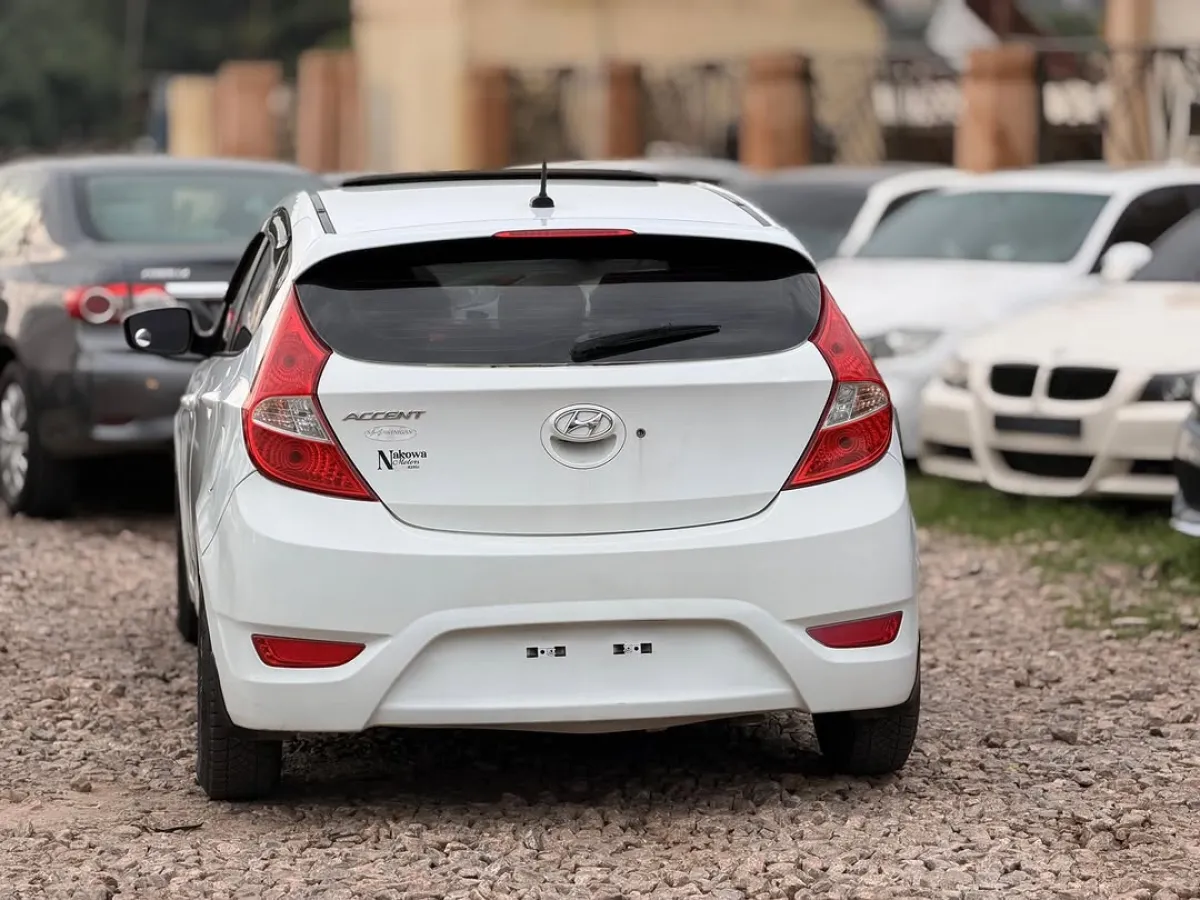 Hyundai Accent - Image 4
