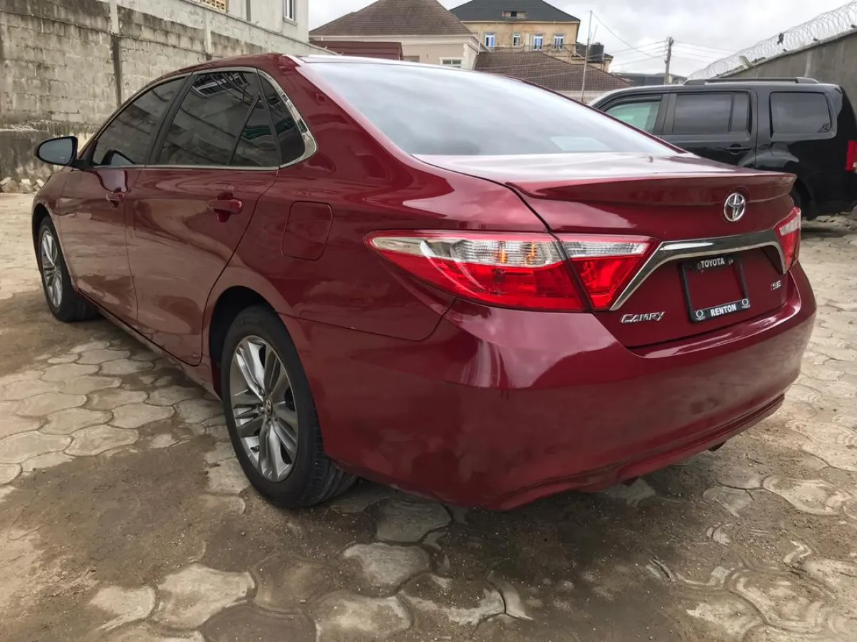 Lagos Clean Tokunbo 2017 Toyota Camry SE - Image 2