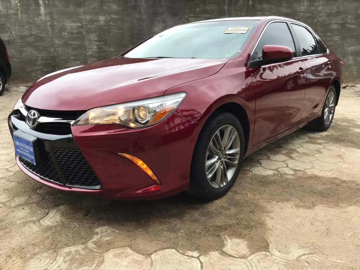Lagos Clean Tokunbo 2017 Toyota Camry SE - Image 4