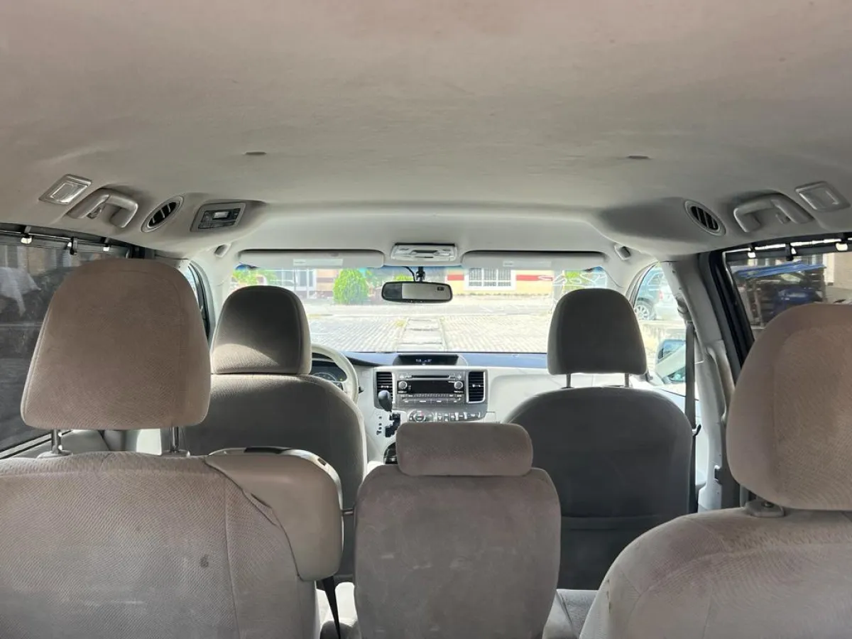 2013 Toyota Sienna Le - Image 2