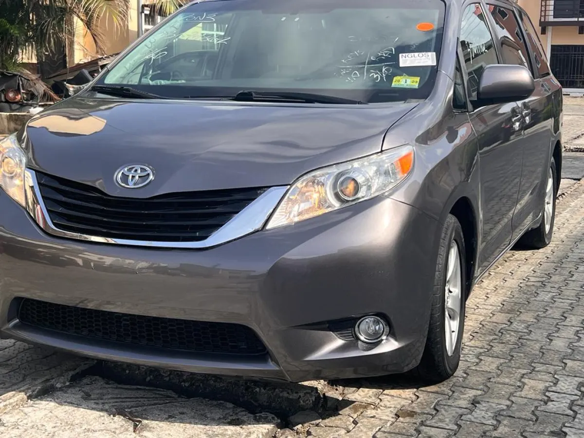2013 Toyota Sienna Le - Image 4