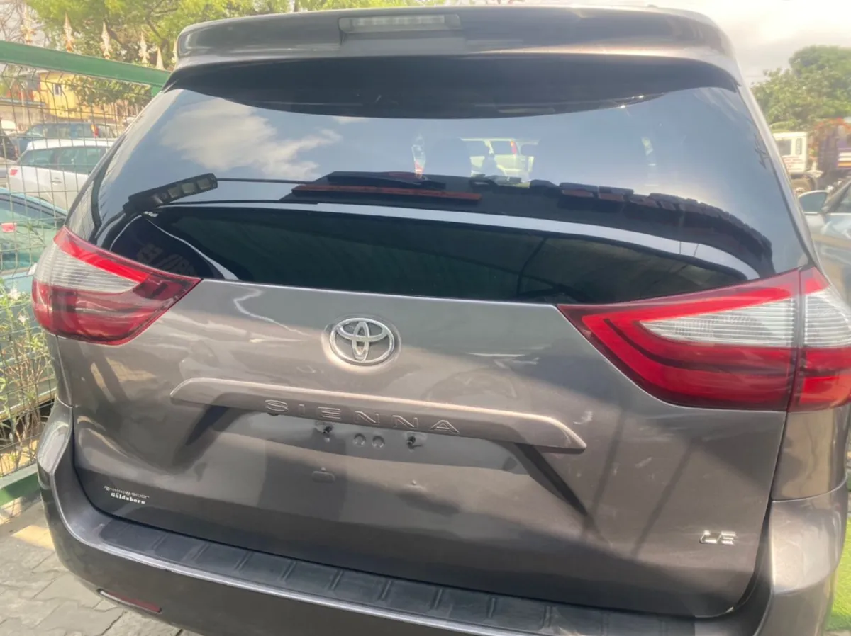 Foreign Used 2016 Toyota Sienna LE - Image 1