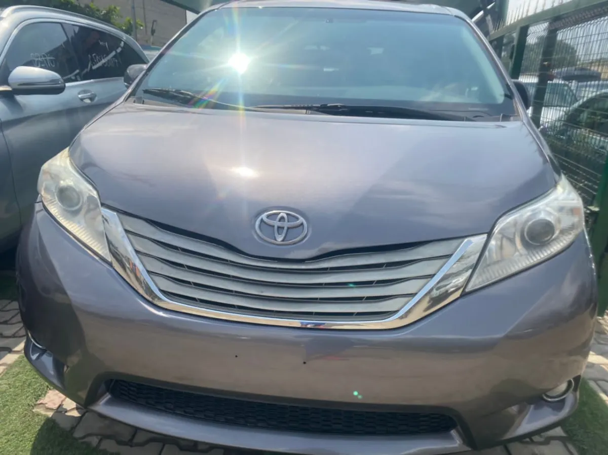 Foreign Used 2016 Toyota Sienna LE - Image 4