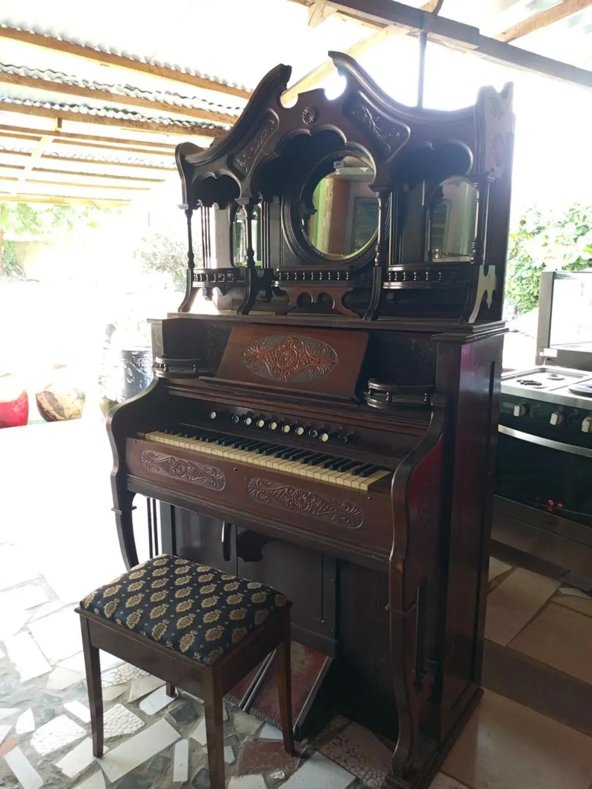 ESTEY PUMP ORGAN - Image 1