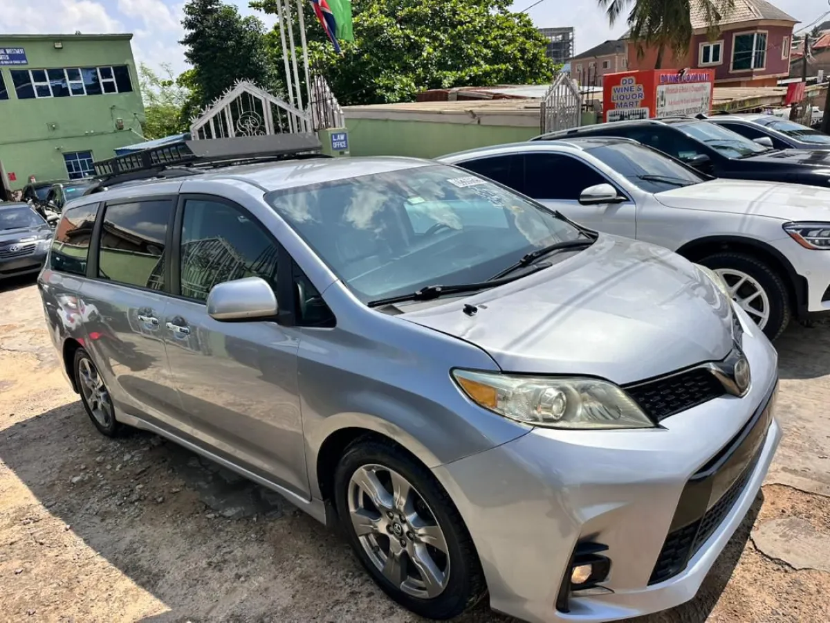 Direct Belgium 2018 Toyota Sienna - Leather Seats - Accident Free - Image 2