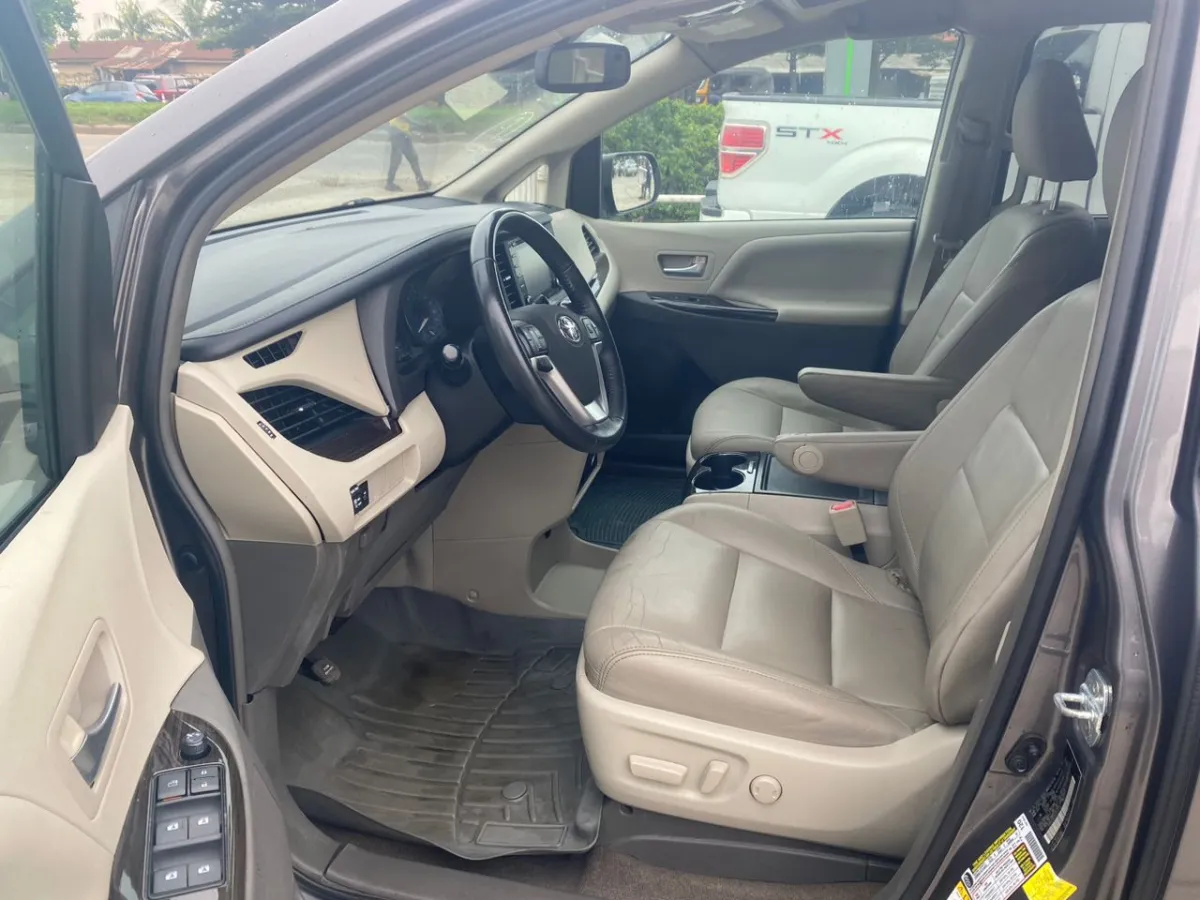 Super Clean 2018 Tokunbo Sienna XLE - Image 4
