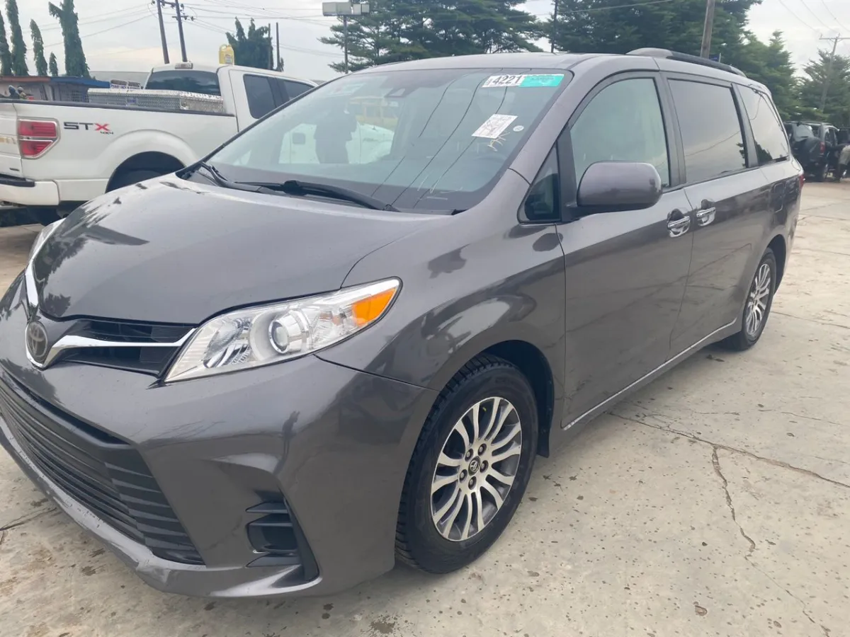 Super Clean 2018 Tokunbo Sienna XLE - Image 5