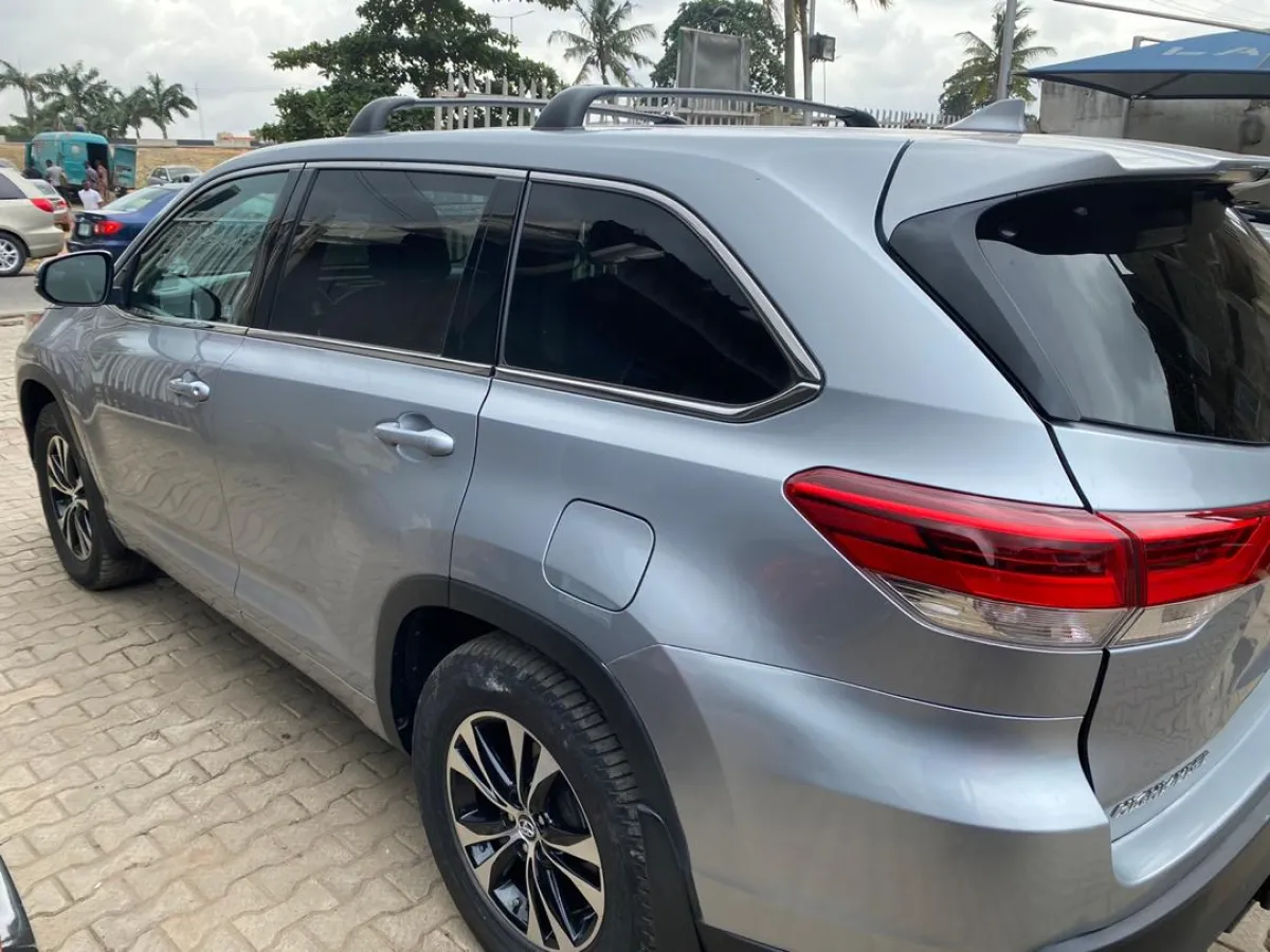 Toyota highlander 2014 silver - Image 2