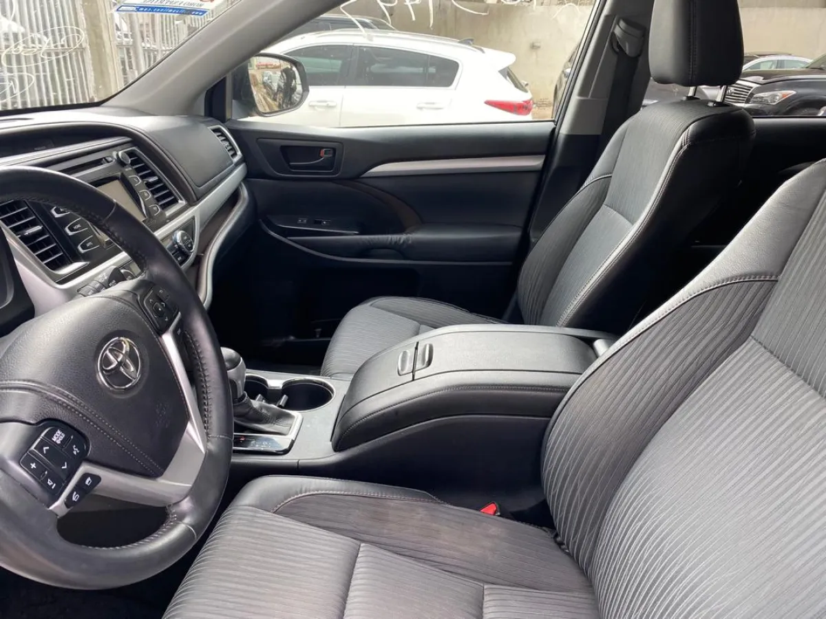 Toyota highlander 2014 silver - Image 4