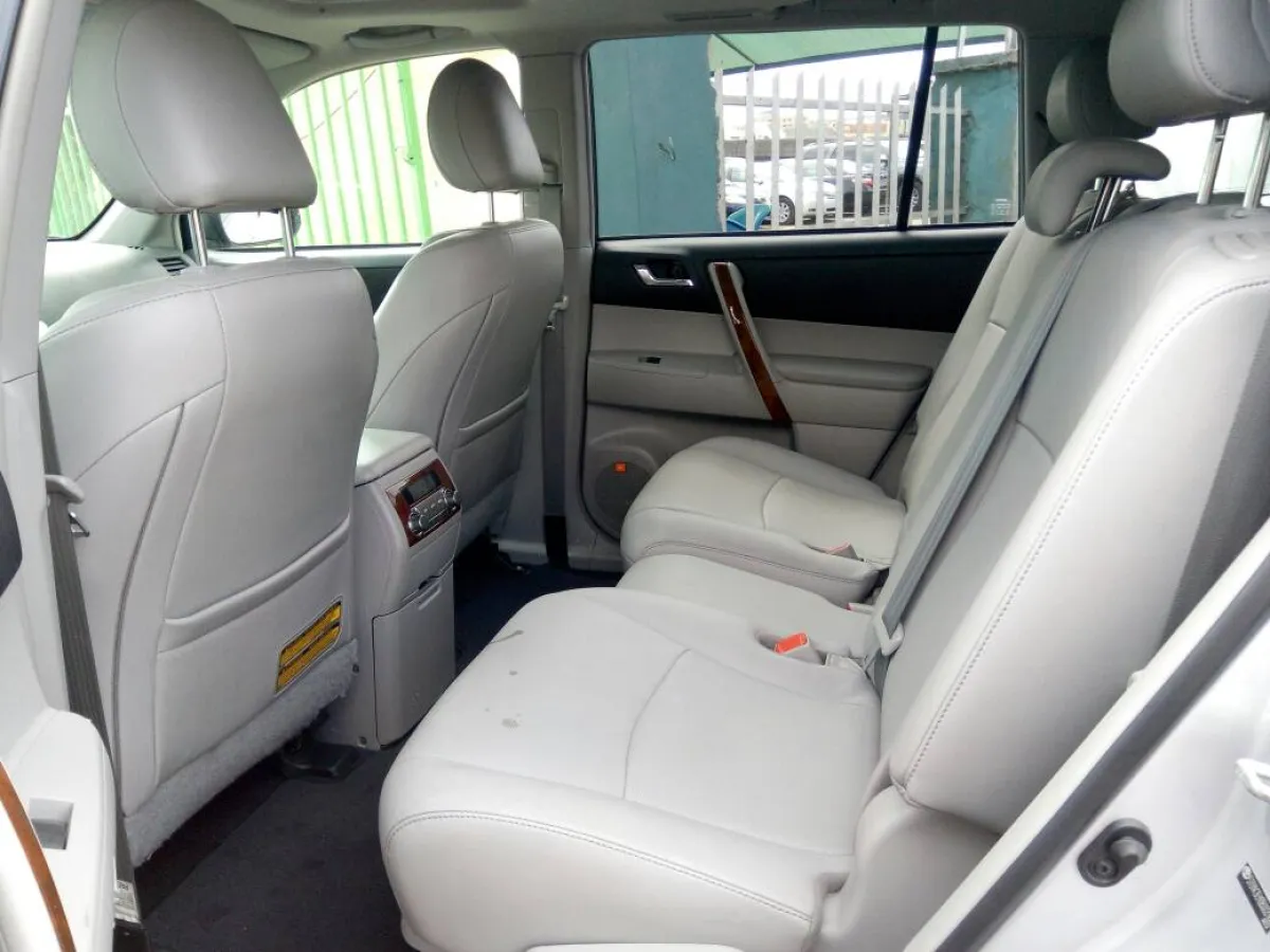 2011 Model Toyota Highlander Limited Toks Fully Loaded - Image 3