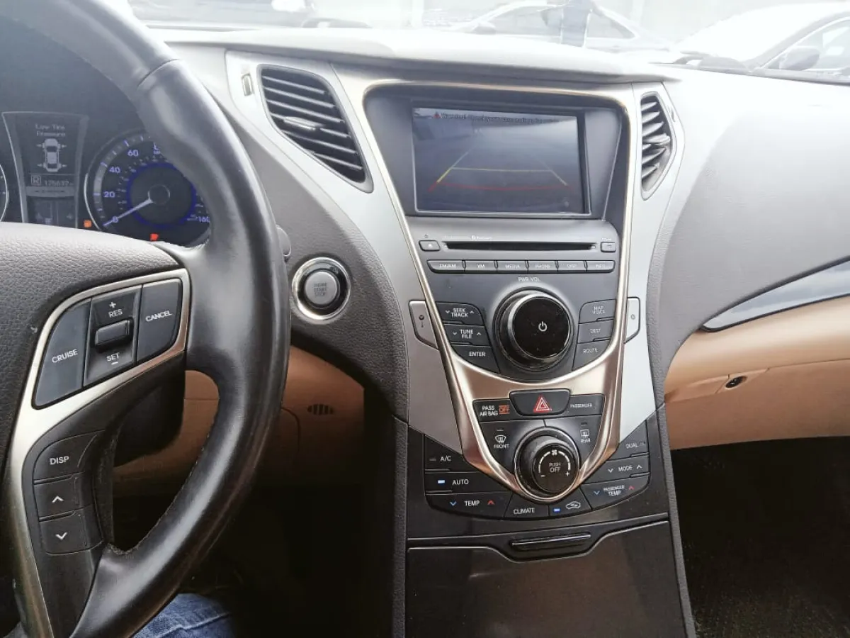 Foreign 2013 Hyundai Azera Fullest Option - Image 2