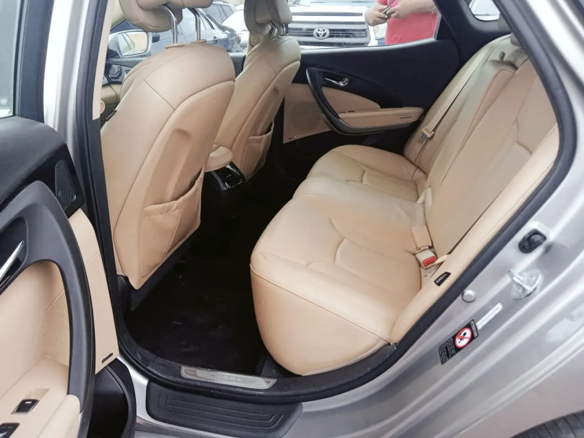 Foreign 2013 Hyundai Azera Fullest Option - Image 3