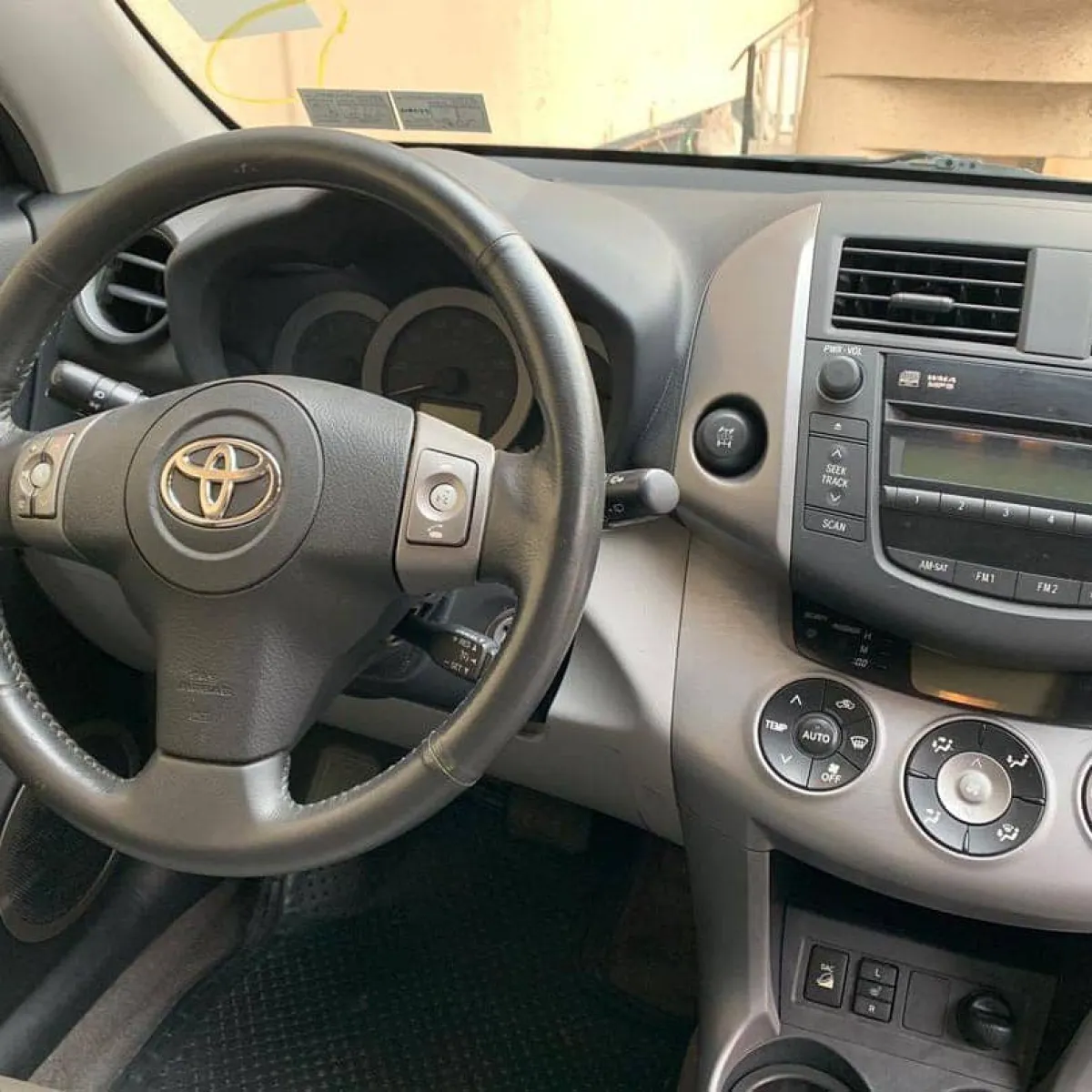 Very sharp Toyota rav4 red - Image 4