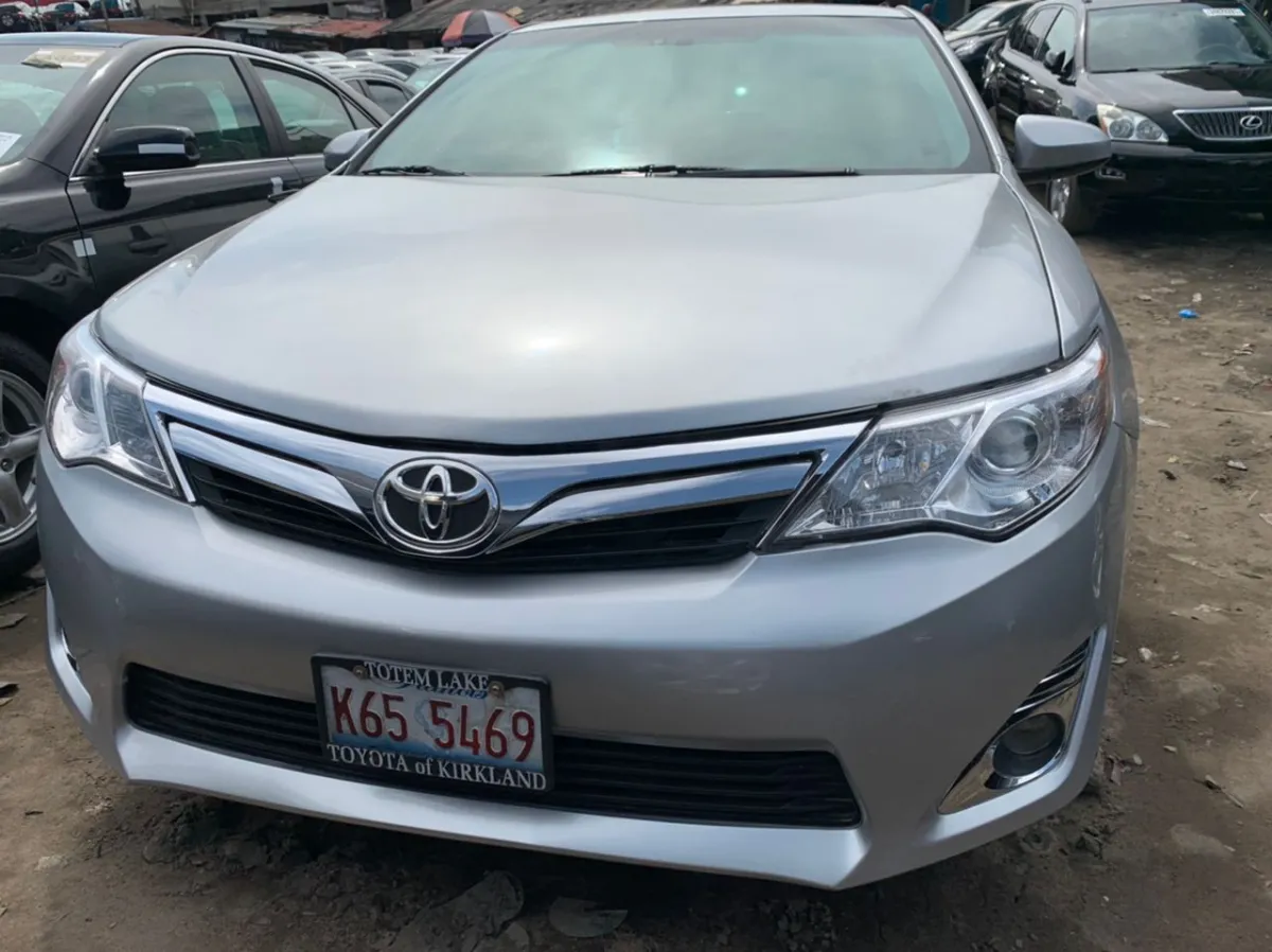 Toyota Camry 2014 XLE Foreign Used) - Image 4