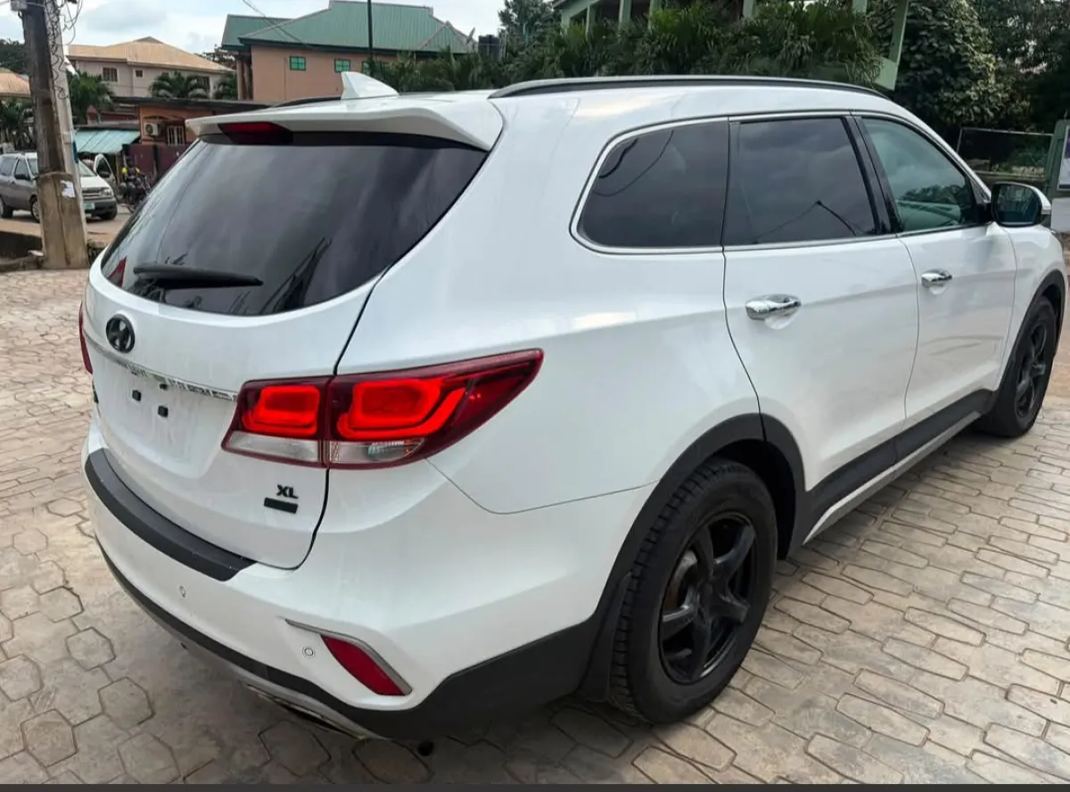 Direct tokunbo 2017 hyundai santafe - Image 5