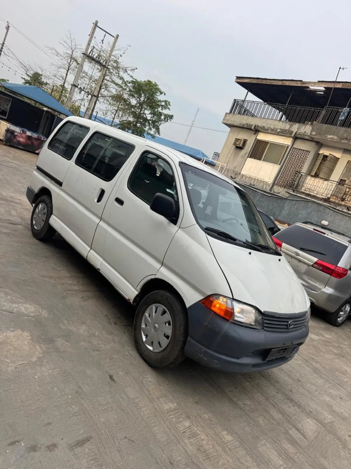 Toyota hiace bus white - Image 1