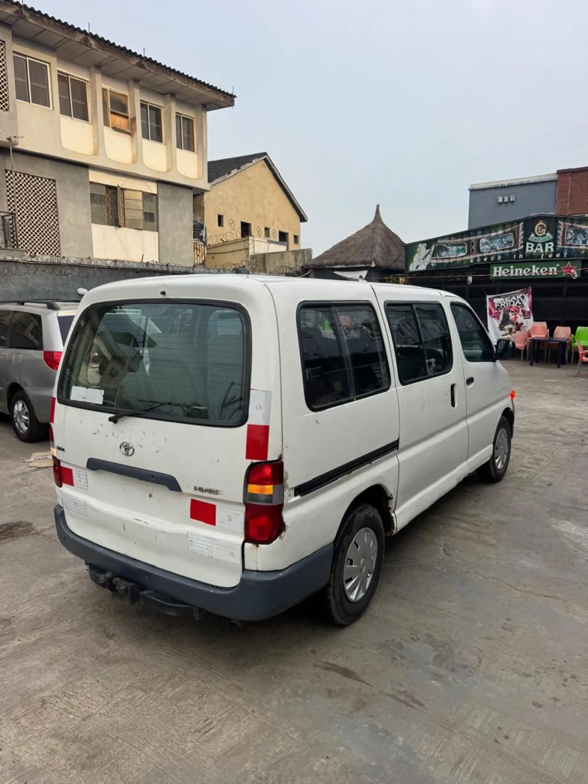 Toyota hiace bus white - Image 2