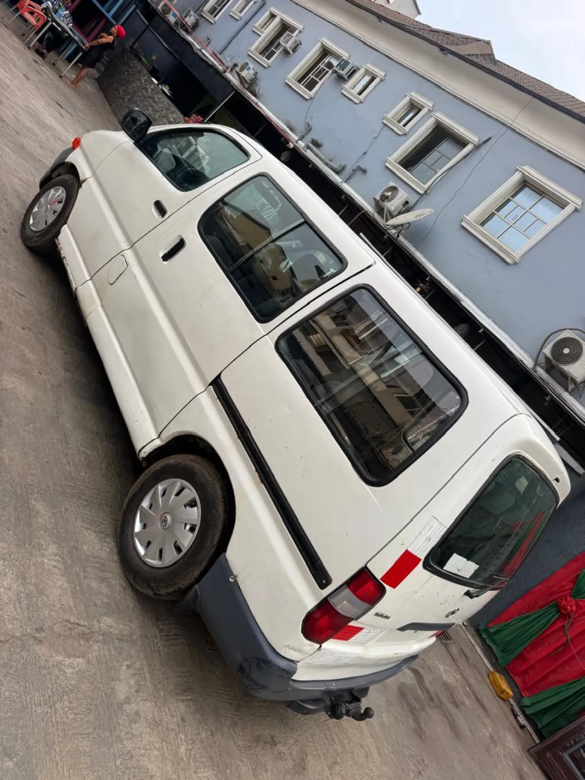 Toyota hiace bus white - Image 3