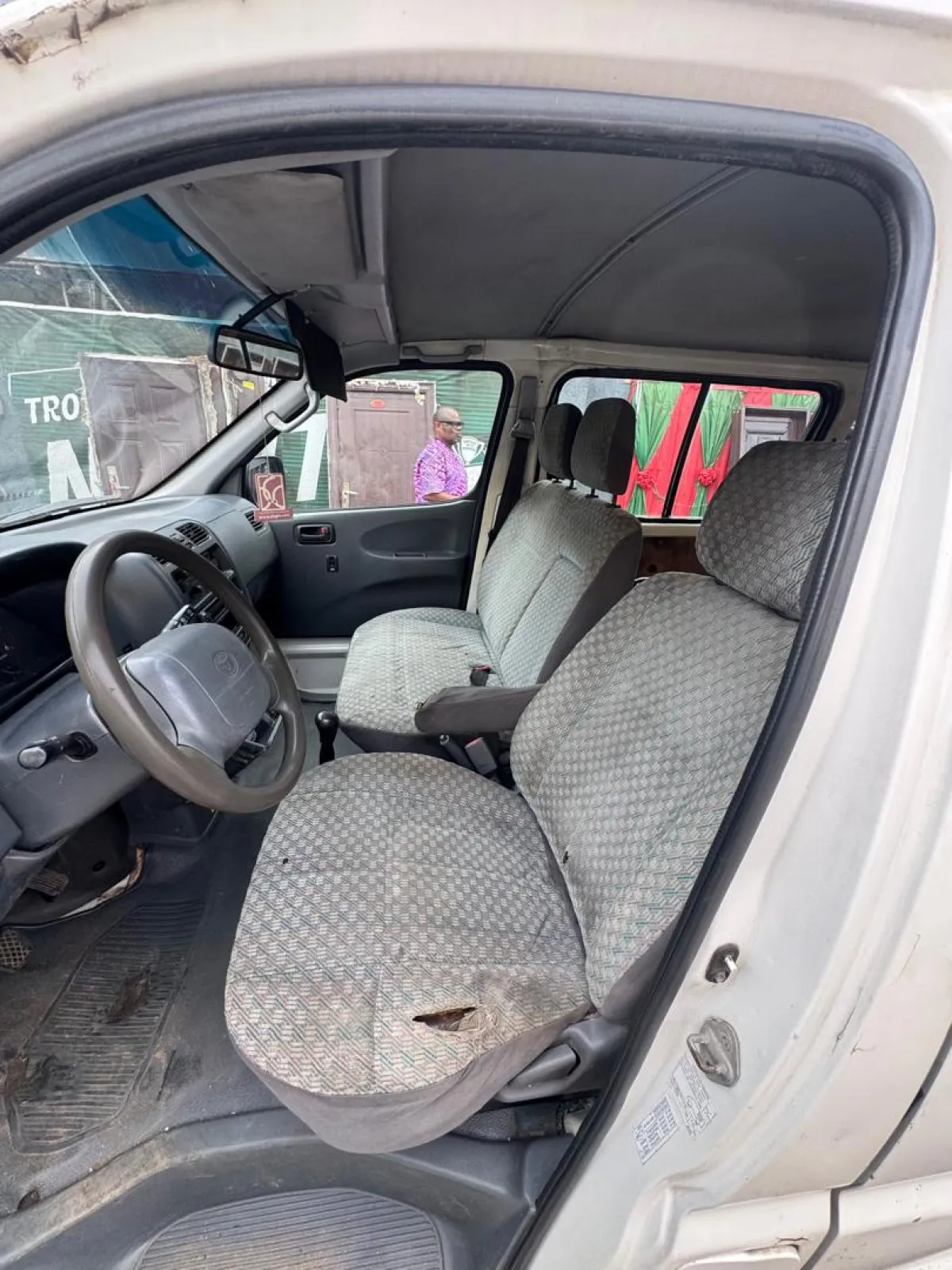 Toyota hiace bus white - Image 5