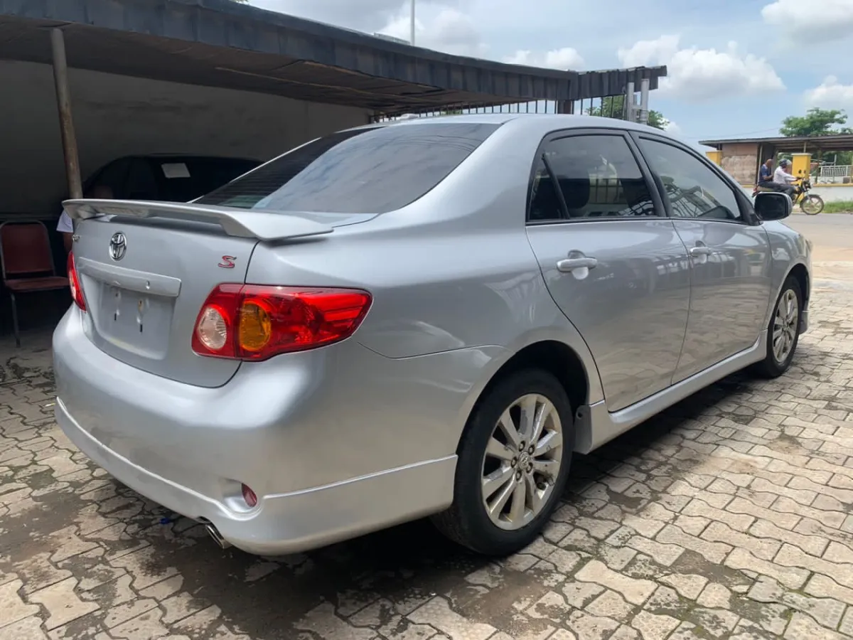 Toyota Corolla 2010 - Image 2
