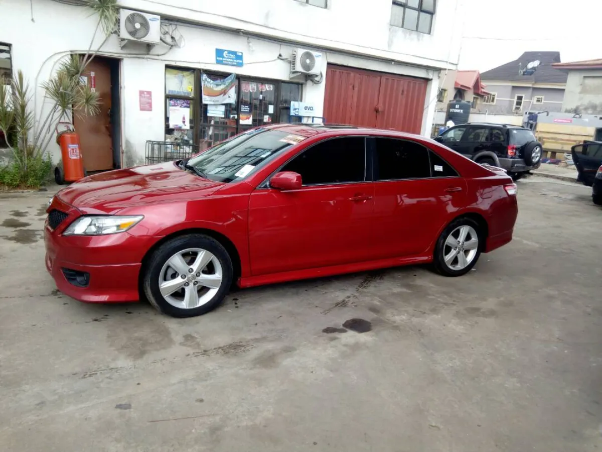 Red Toyota camry 2010 - Image 9