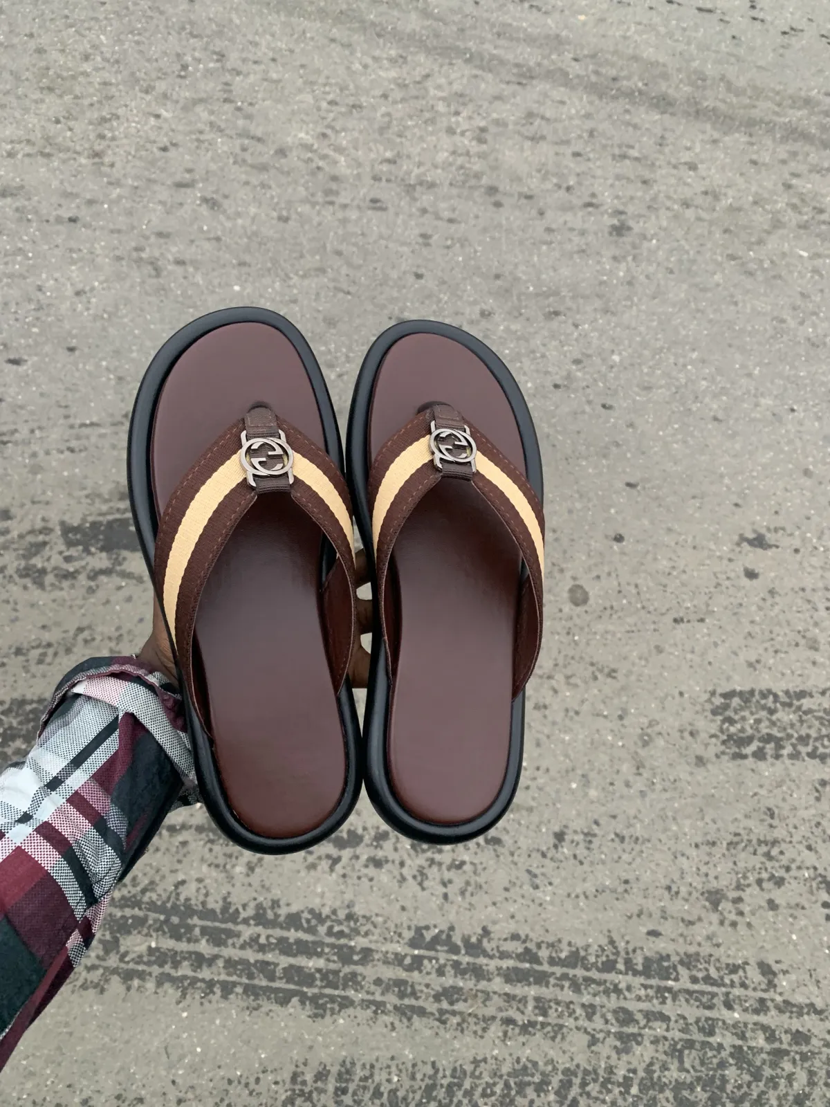 brown gucci slippers - Image 1