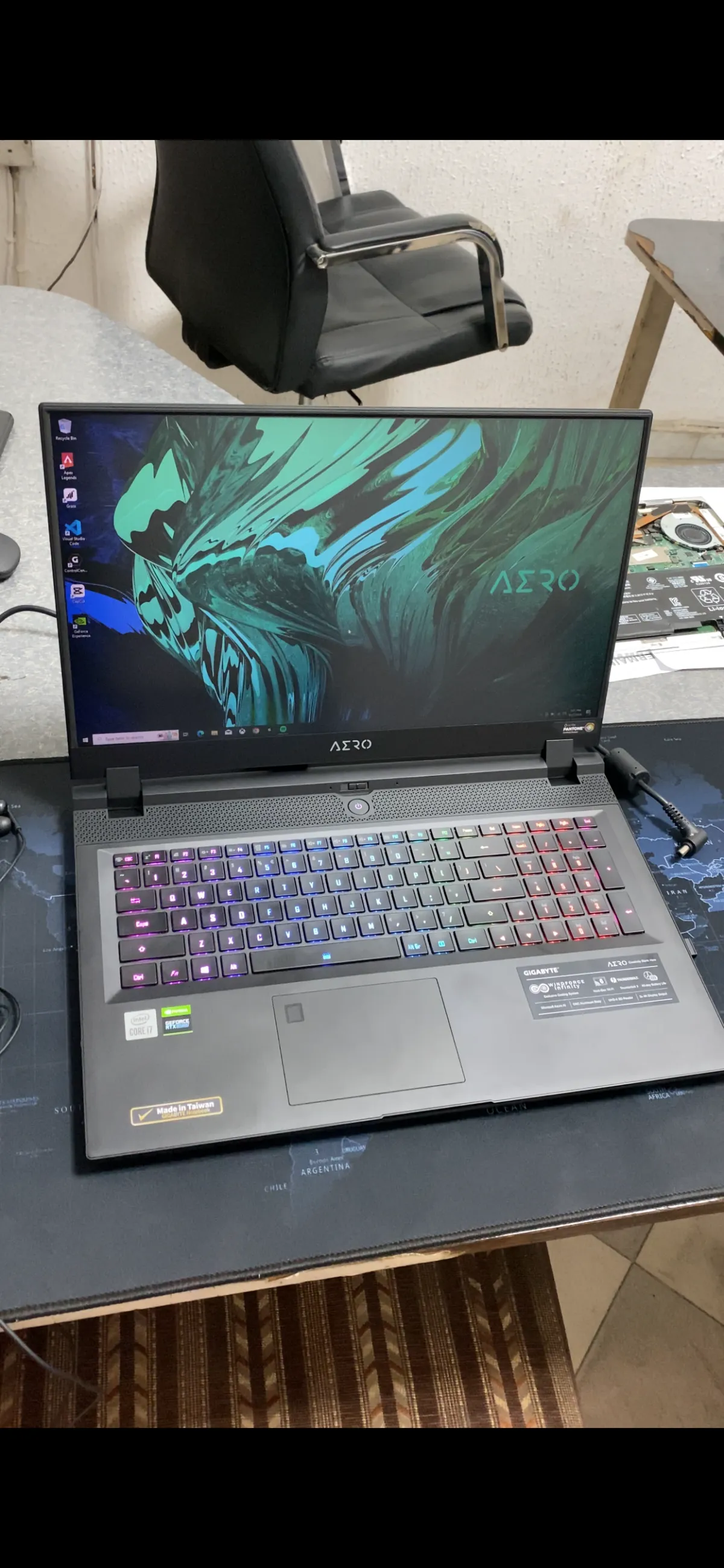 Gigabyte aero 17 kc gaming laptop - Image 1