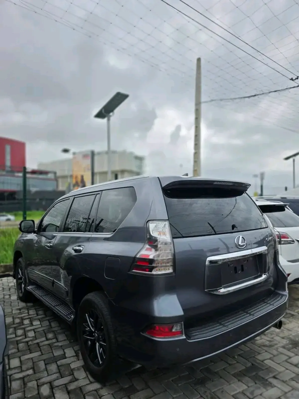2016 Lexus GX 460 - Image 6