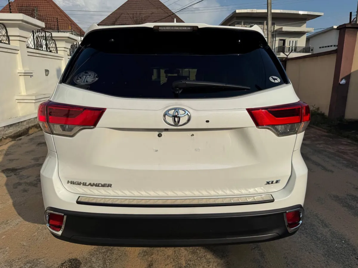 2017 Toyota Highlander XLE - Image 2