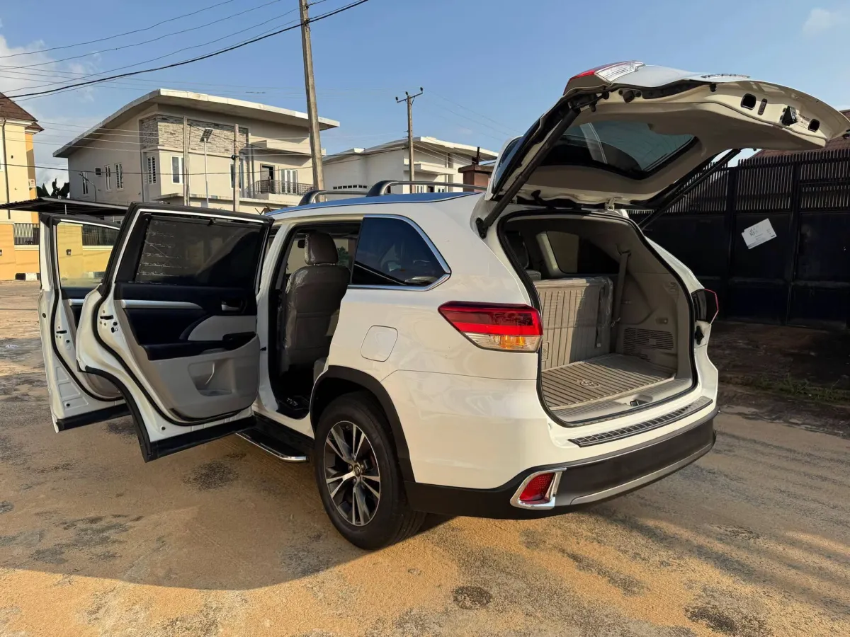 2017 Toyota Highlander XLE - Image 6