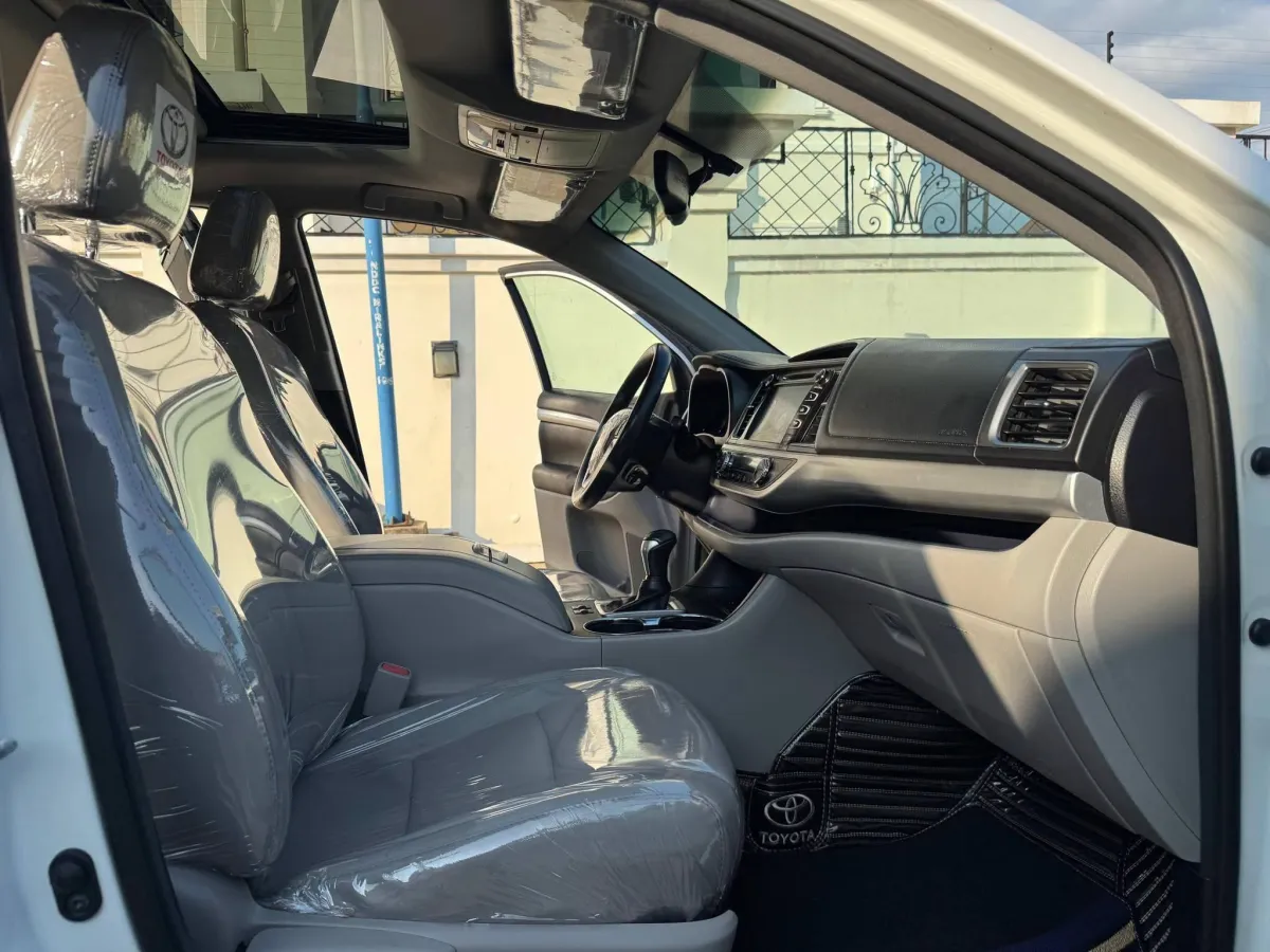 2017 Toyota Highlander XLE - Image 10
