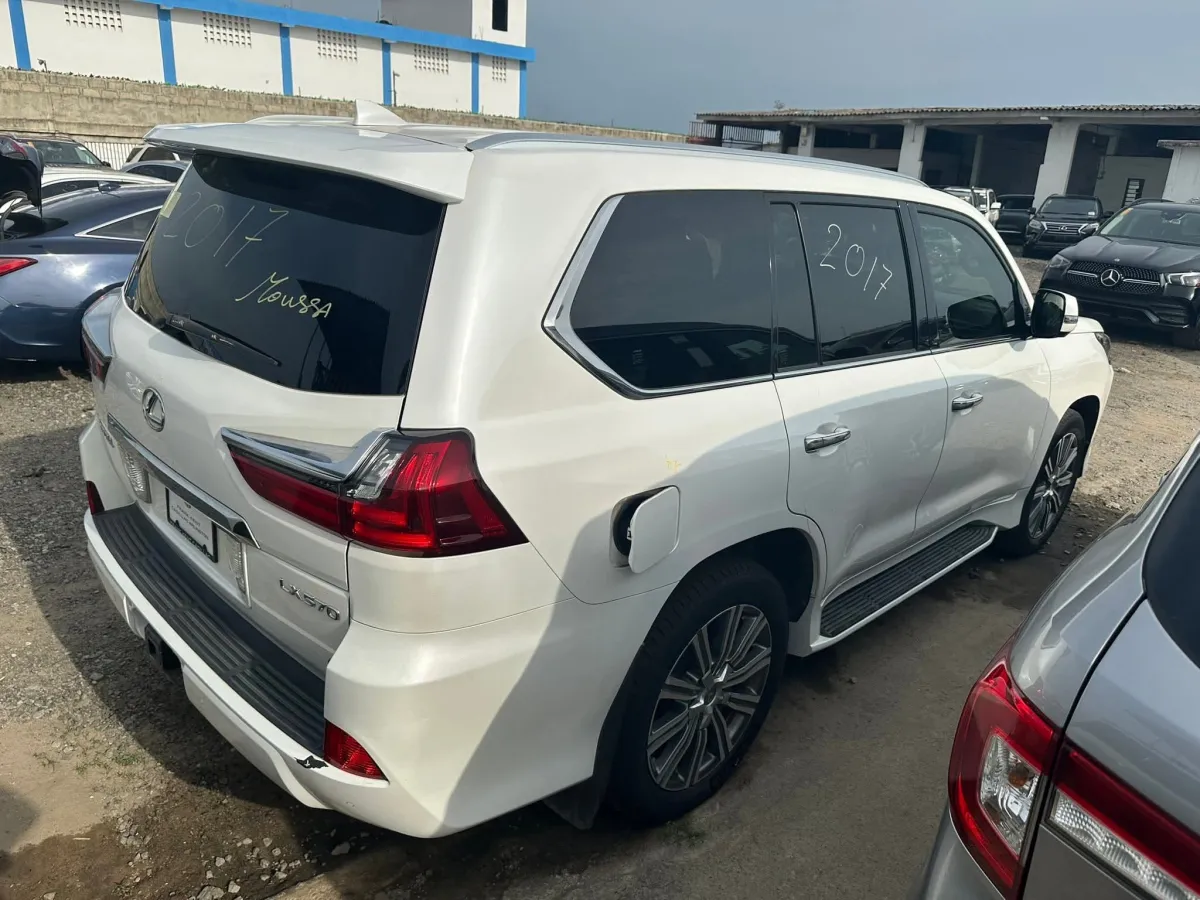 2017 Lexus LX570 - Image 4