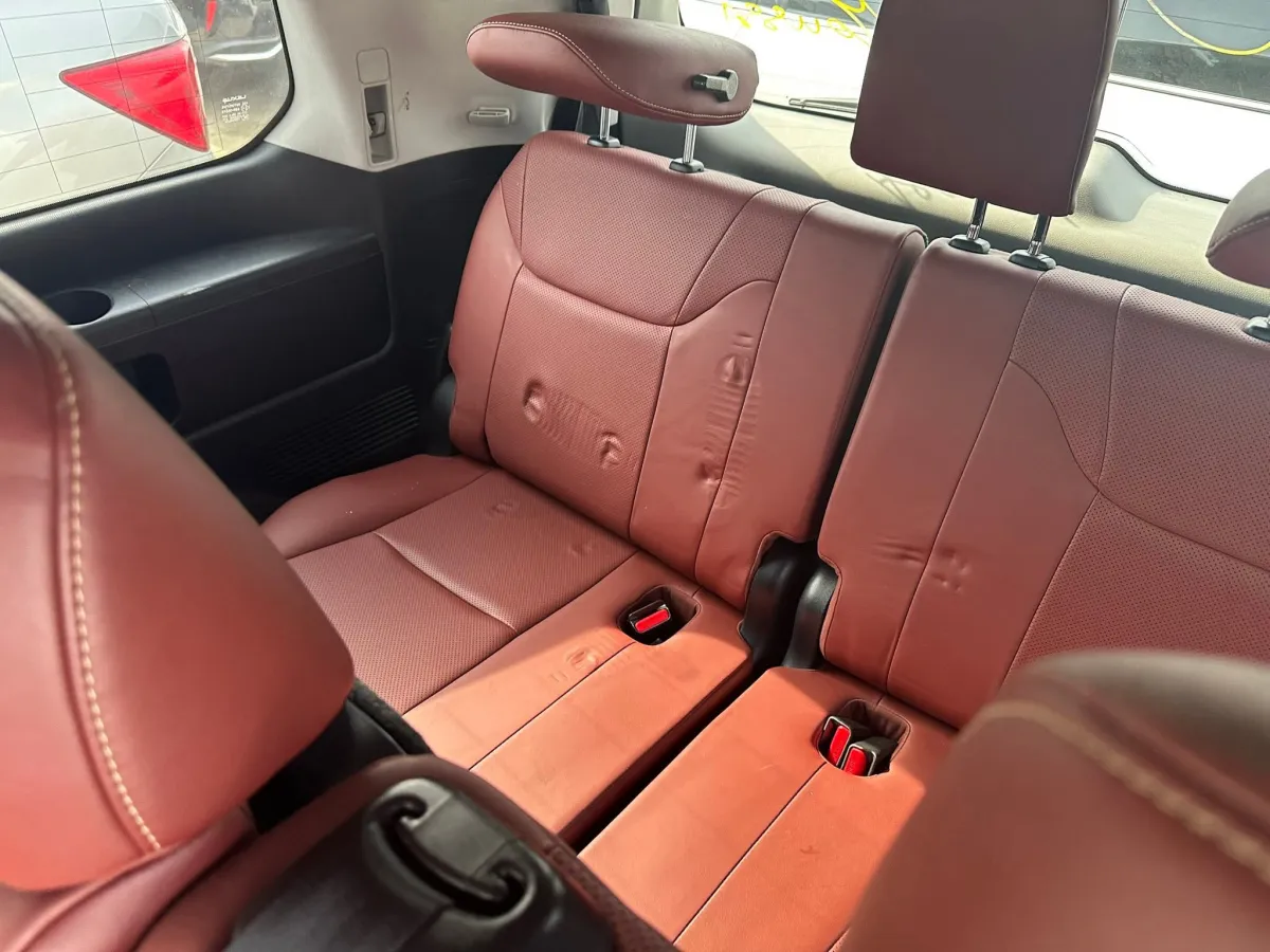2017 Lexus LX570 - Image 9