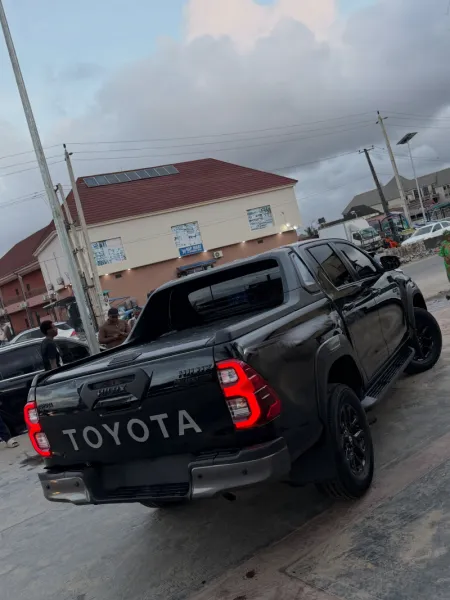 very clean and neat Tokunbo Toyota Hilux model