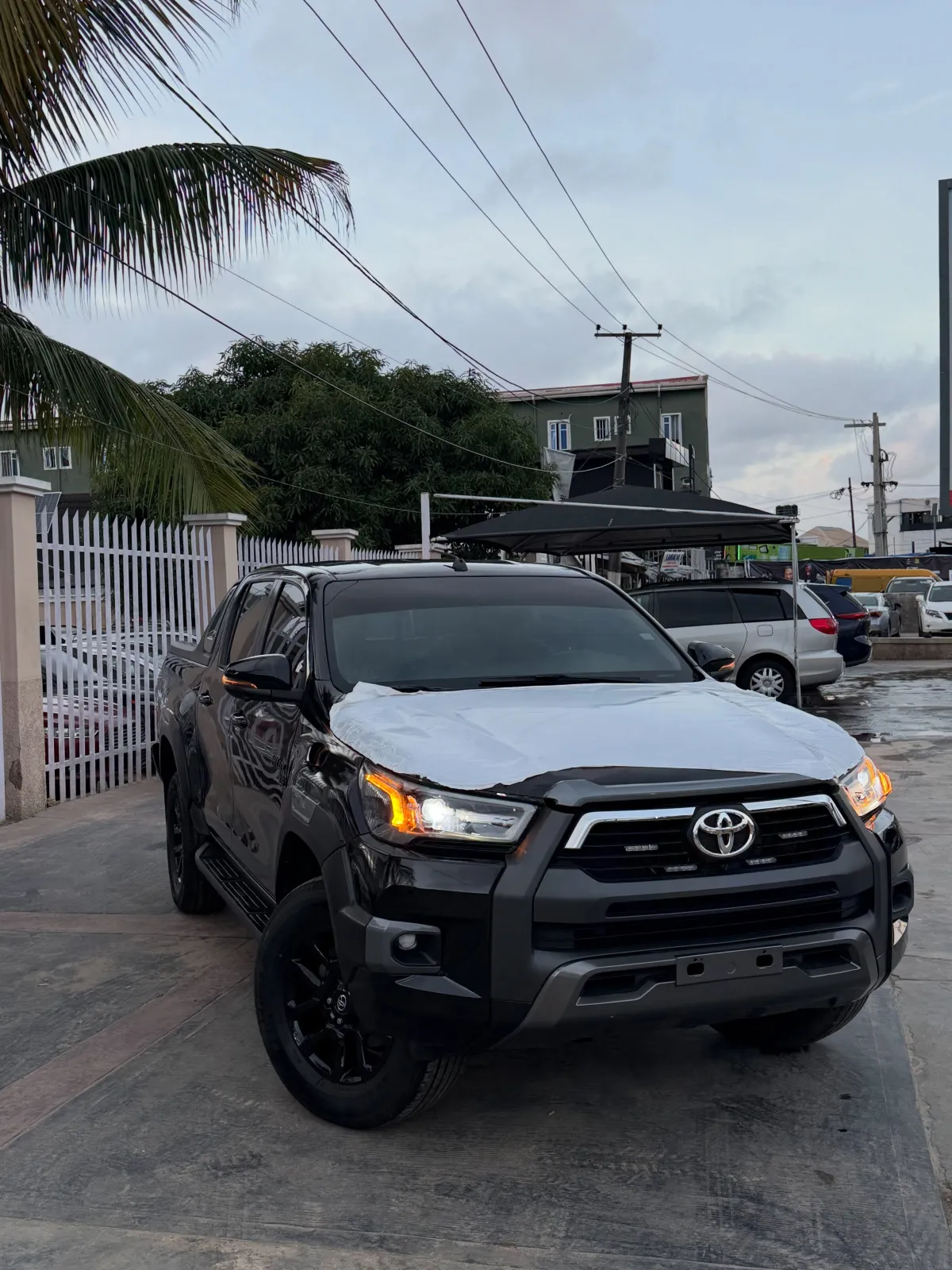 very clean and neat Tokunbo Toyota Hilux model - Image 2