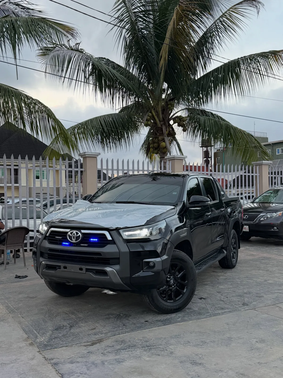 very clean and neat Tokunbo Toyota Hilux model - Image 3