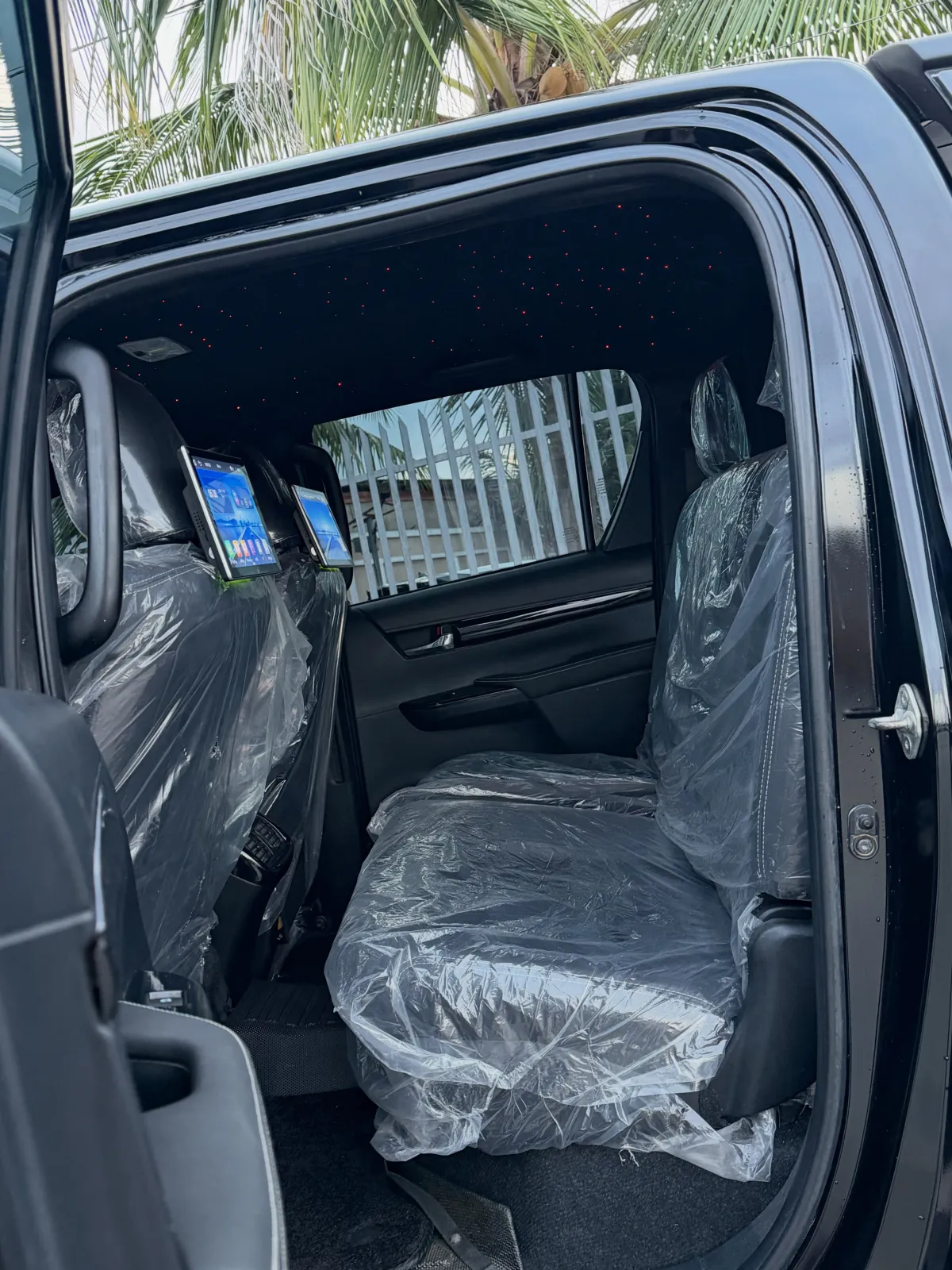 very clean and neat Tokunbo Toyota Hilux model - Image 6