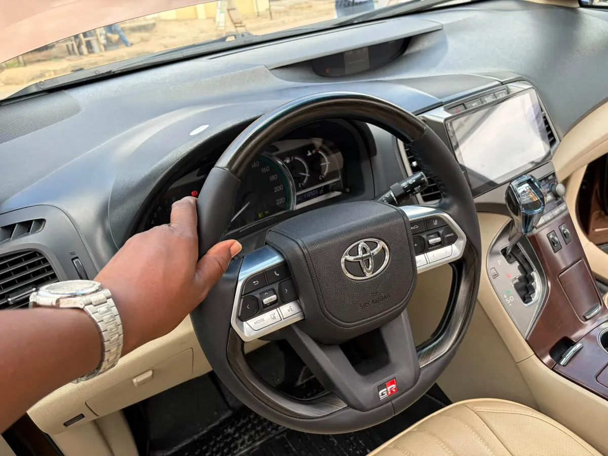 Registered used 2011 toyota venza - Image 2
