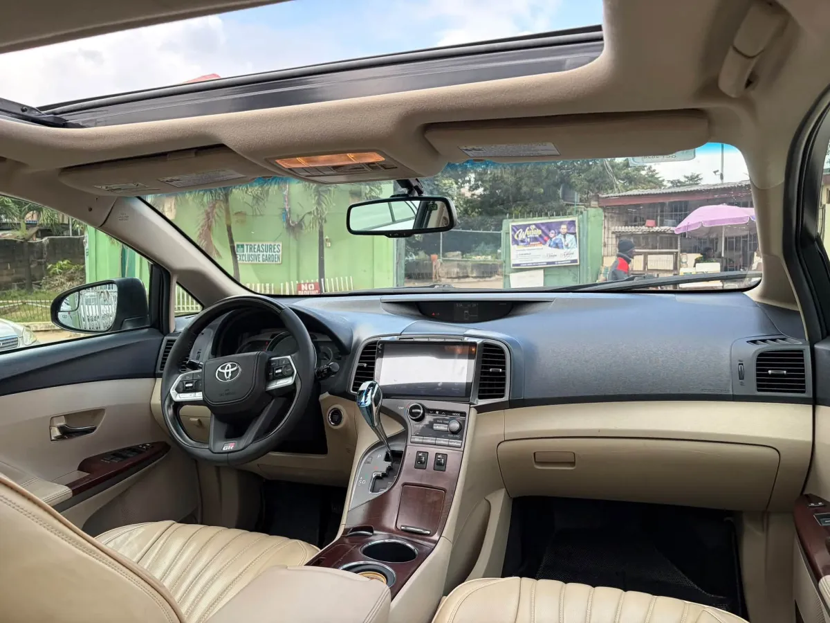Registered used 2011 toyota venza - Image 3