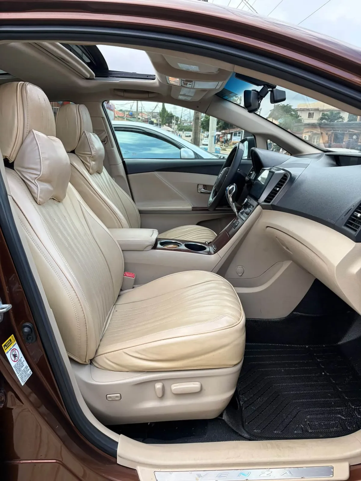 Registered used 2011 toyota venza - Image 4
