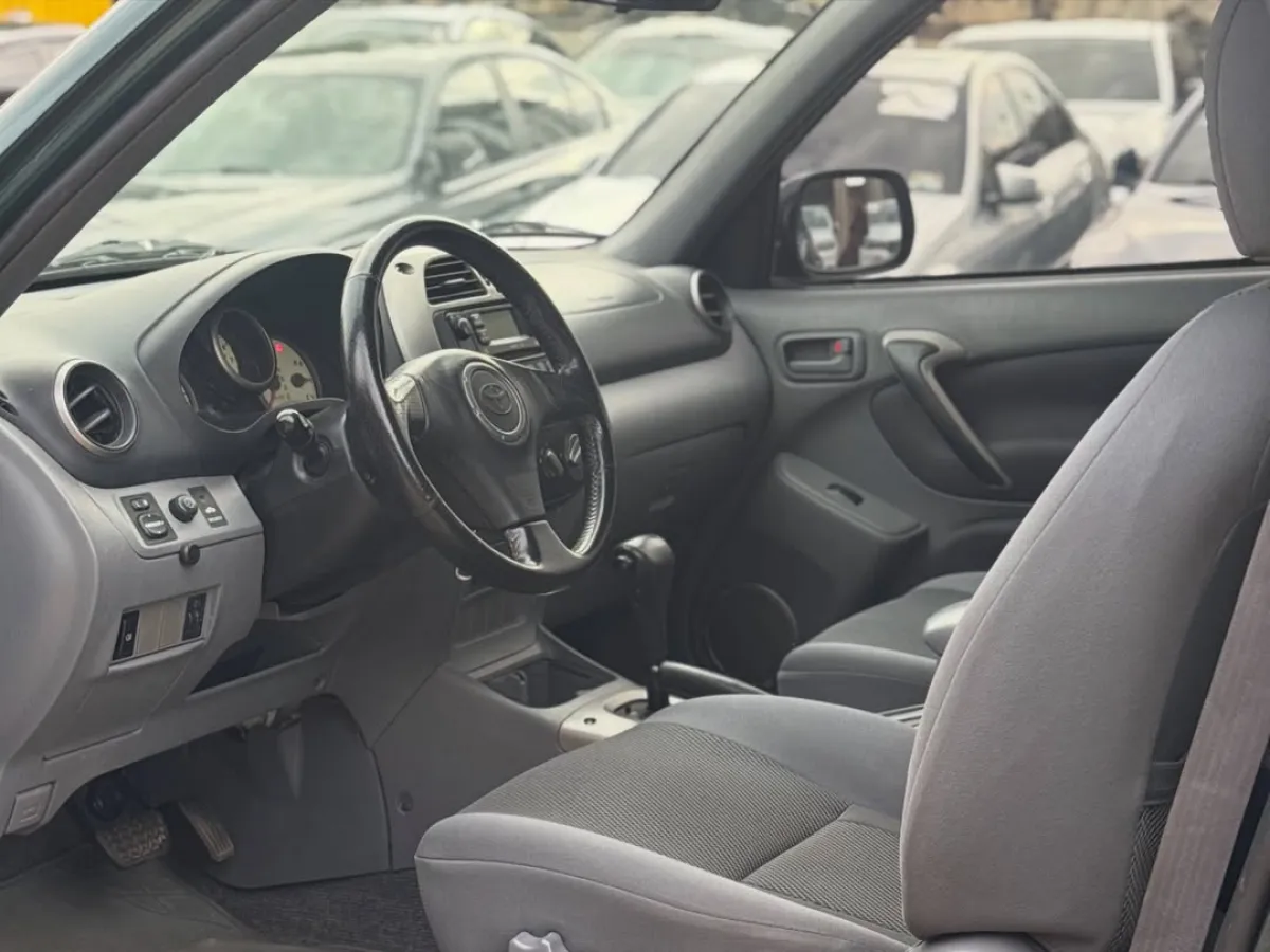 2004 Toyota RAV4 model - Image 6