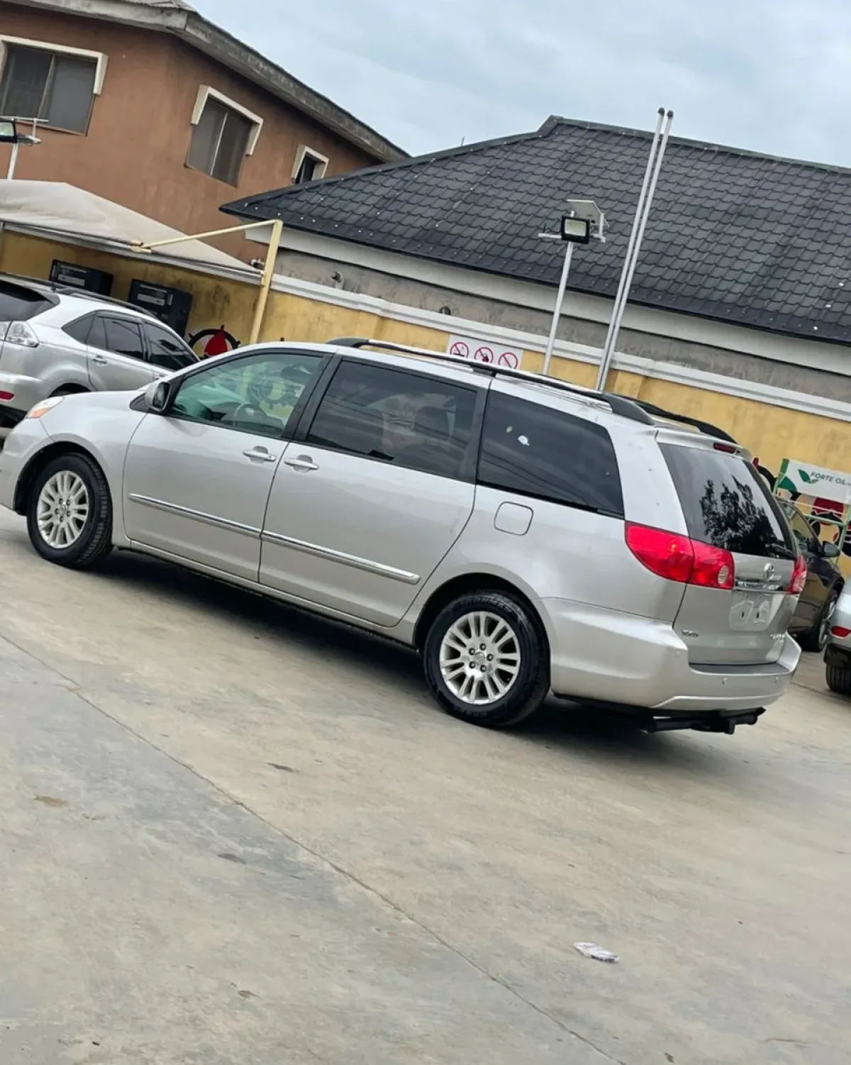 2008 Toyota Sienna model - Image 3