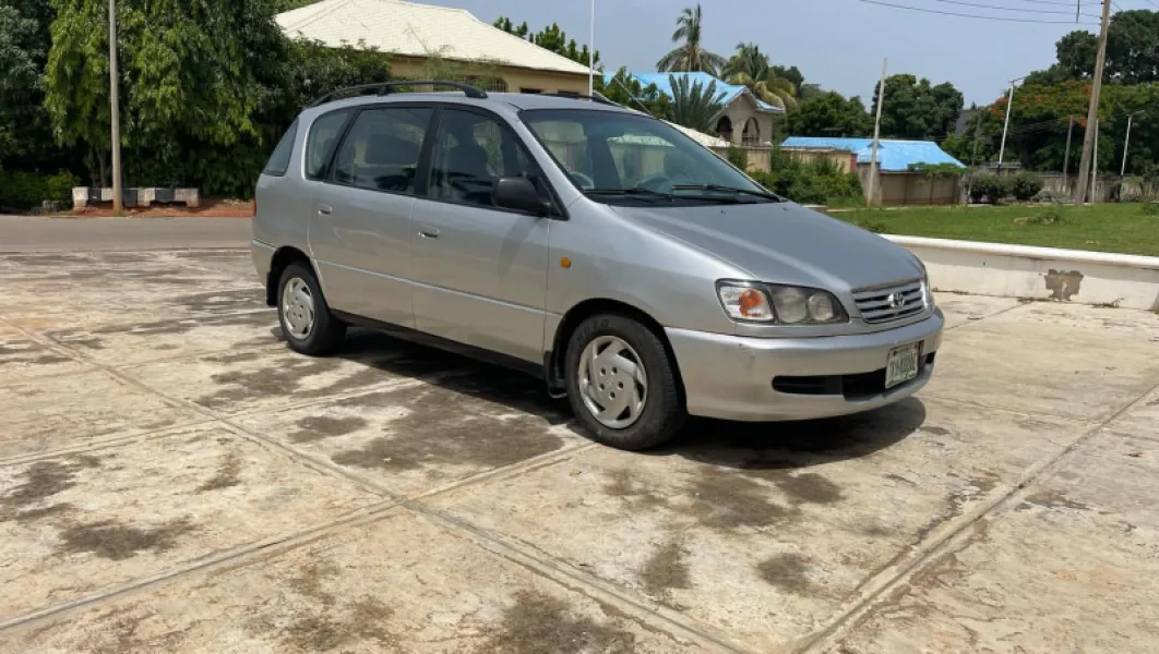 2000 Toyota Picnic model