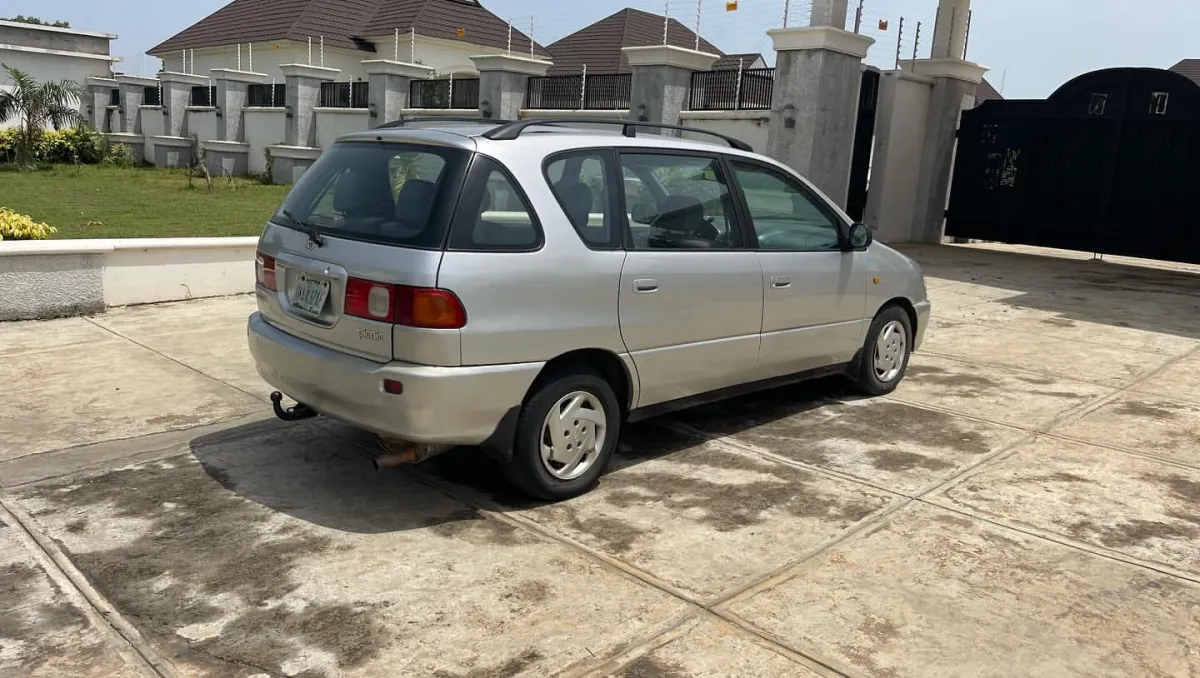 2000 Toyota Picnic model - Image 4