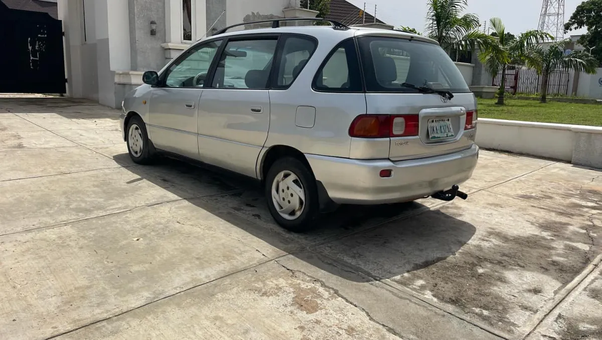2000 Toyota Picnic model - Image 6