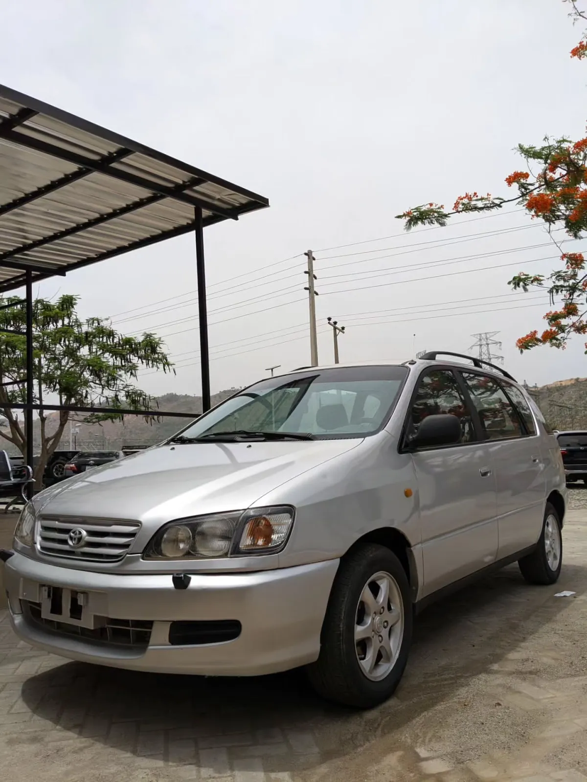 2005 Toyota picnic model. - Image 1
