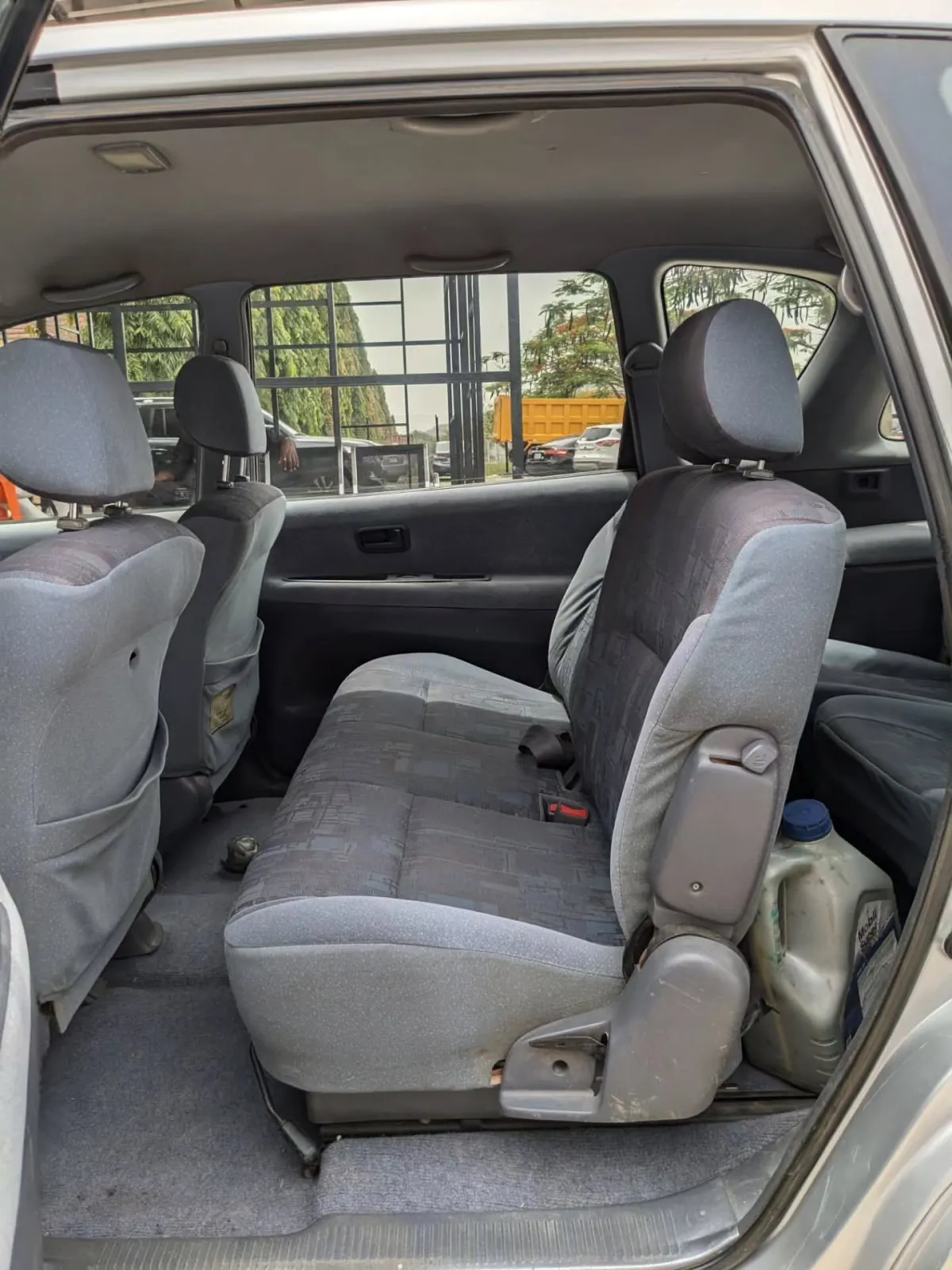 2005 Toyota picnic model. - Image 2